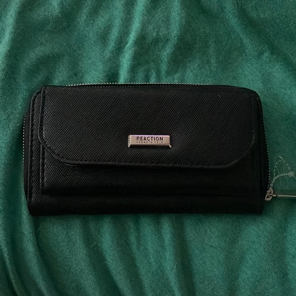 New black Reaction by Kenneth Cole wallet. Lots of space!